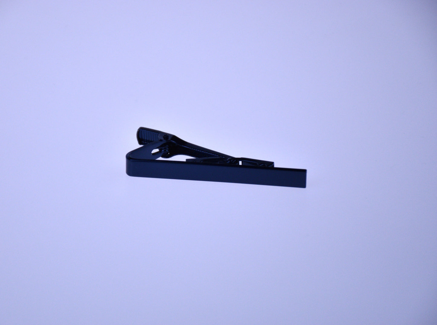 Elegant slipsnål med mørkeblå farge