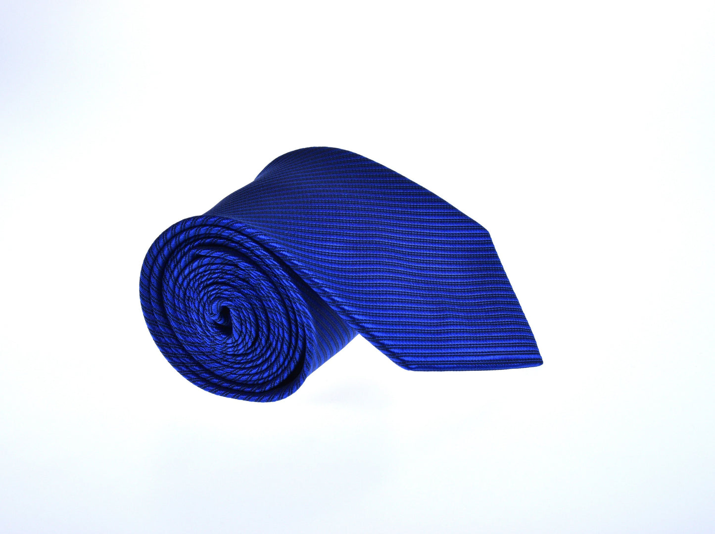 Mørkeblått slips med sorte linjer