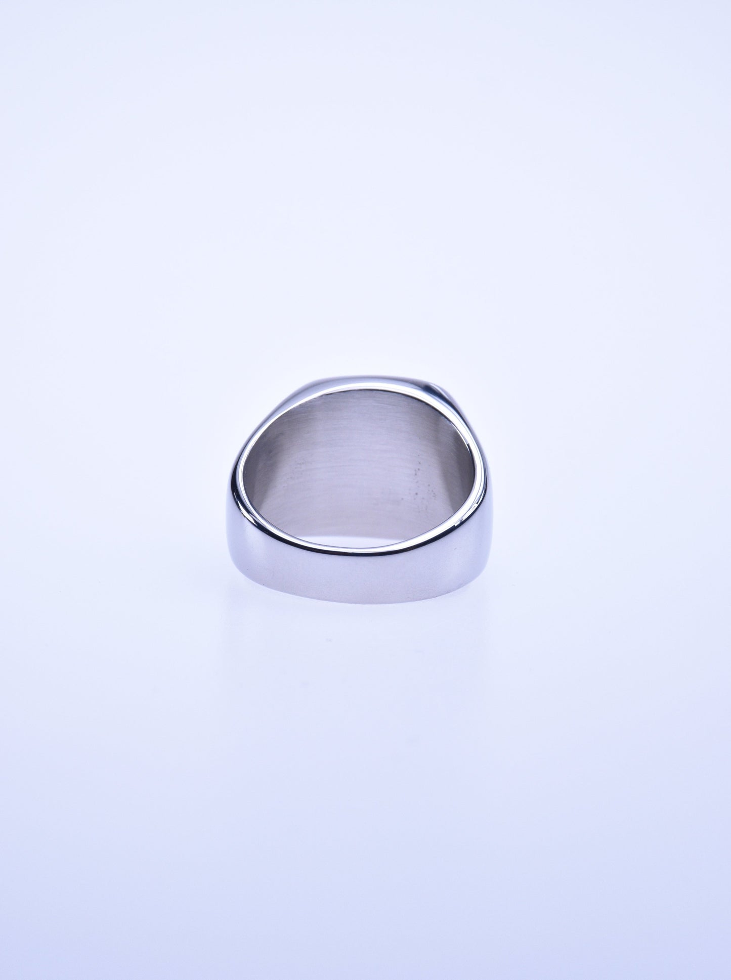 Sølvfarget ring med brun edel