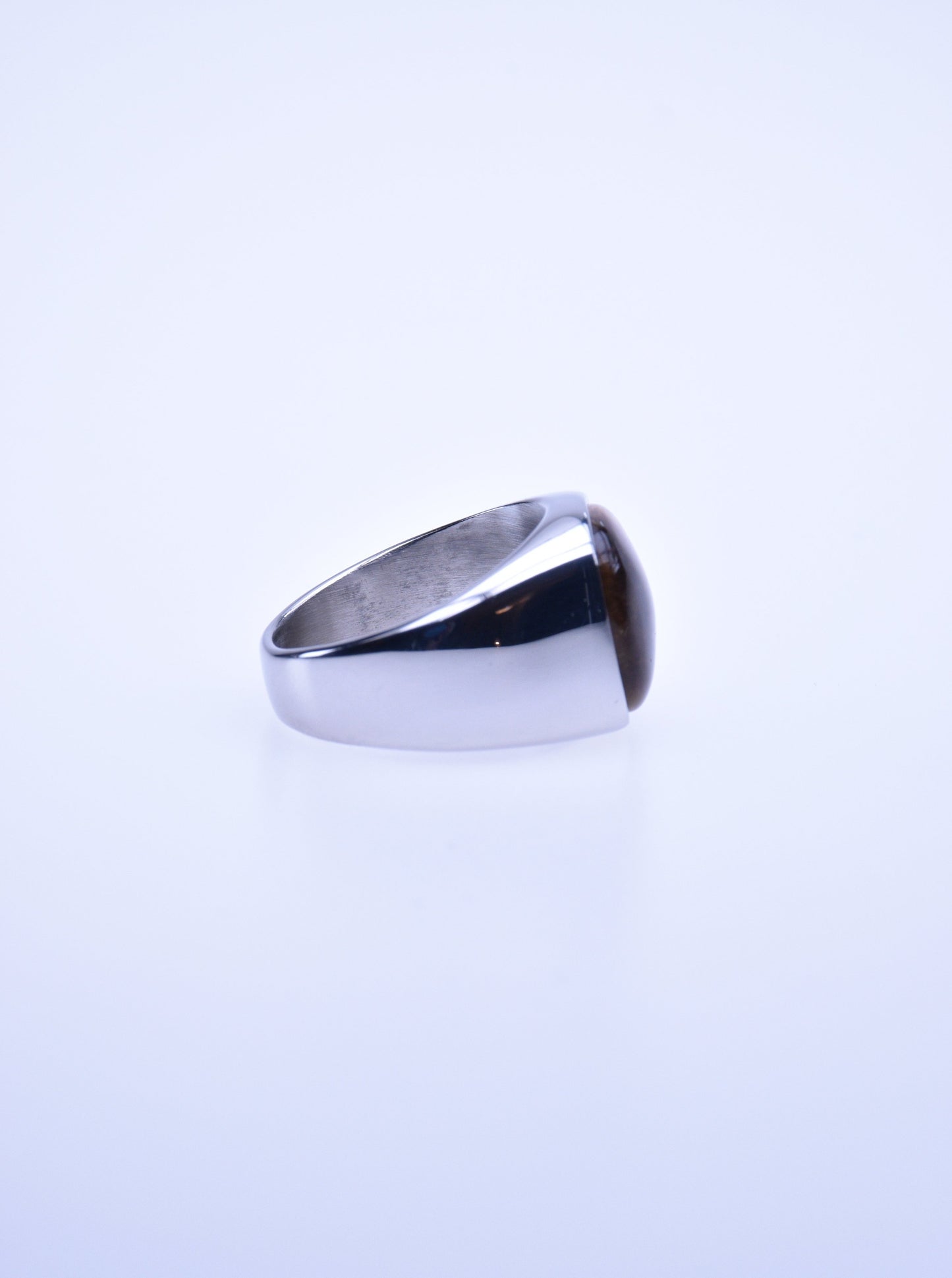 Sølvfarget ring med brun edel