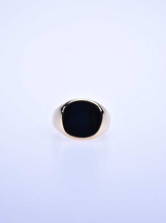 Gullfarget ring med sort edel