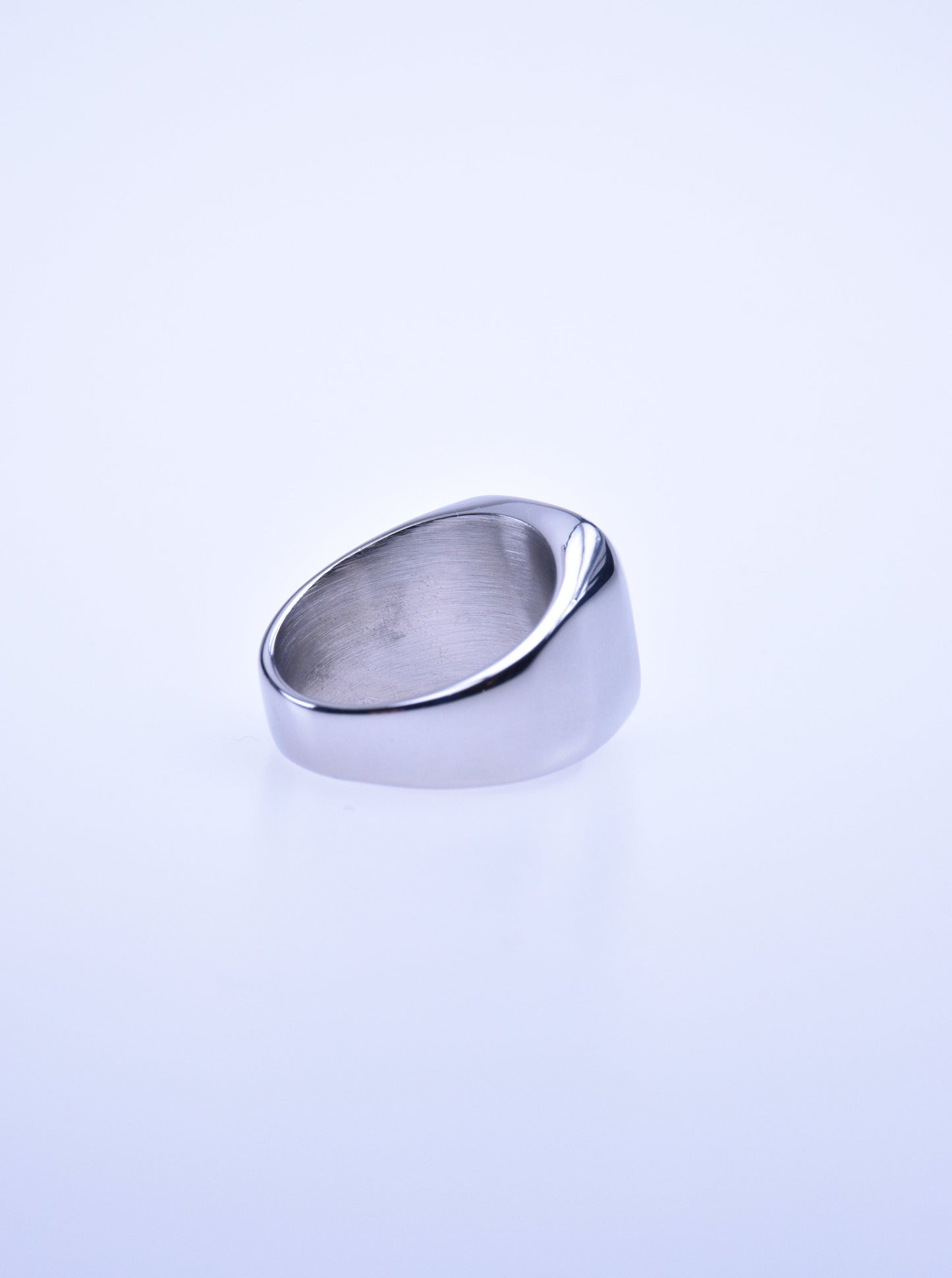Sølvfarget ring med hvit edel