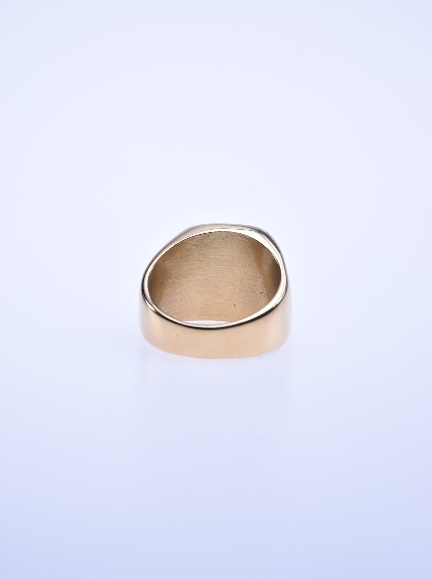 Gullfarget ring med brun edel