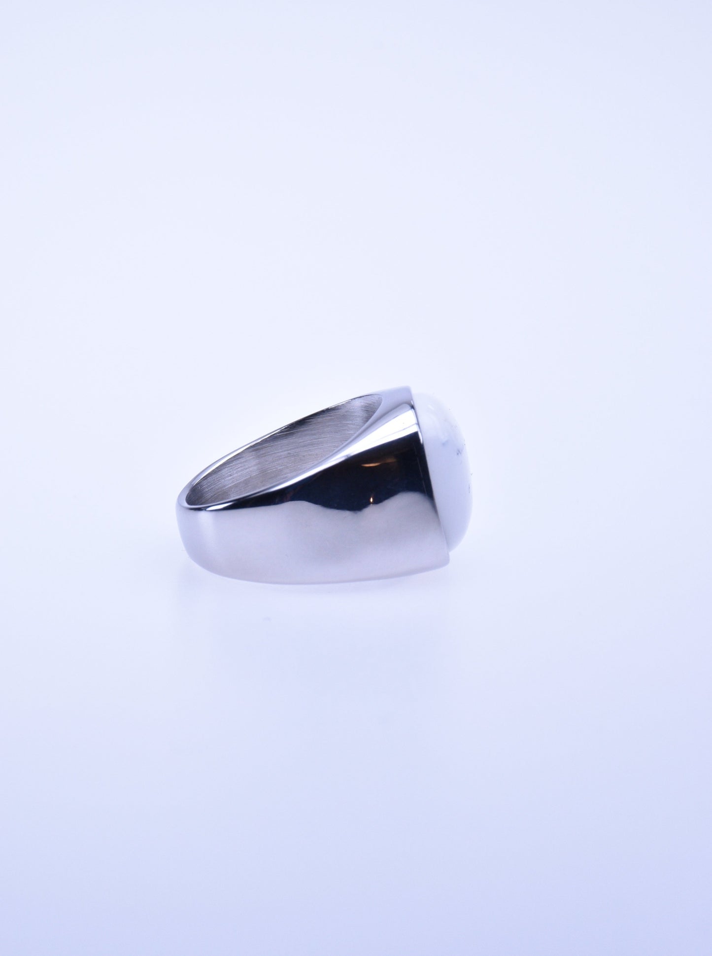 Sølvfarget ring med hvit edel